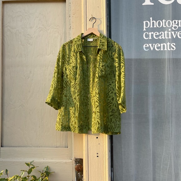 Green 3/4 sleeve button down top - Resort wear - Picture 6 of 9